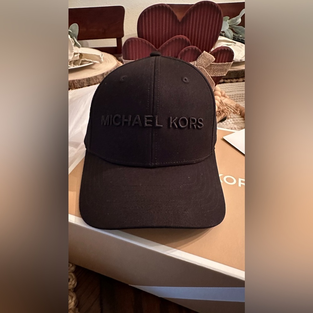 MICHAEL KORS MENS 
Black Embroidered Baseball Hat